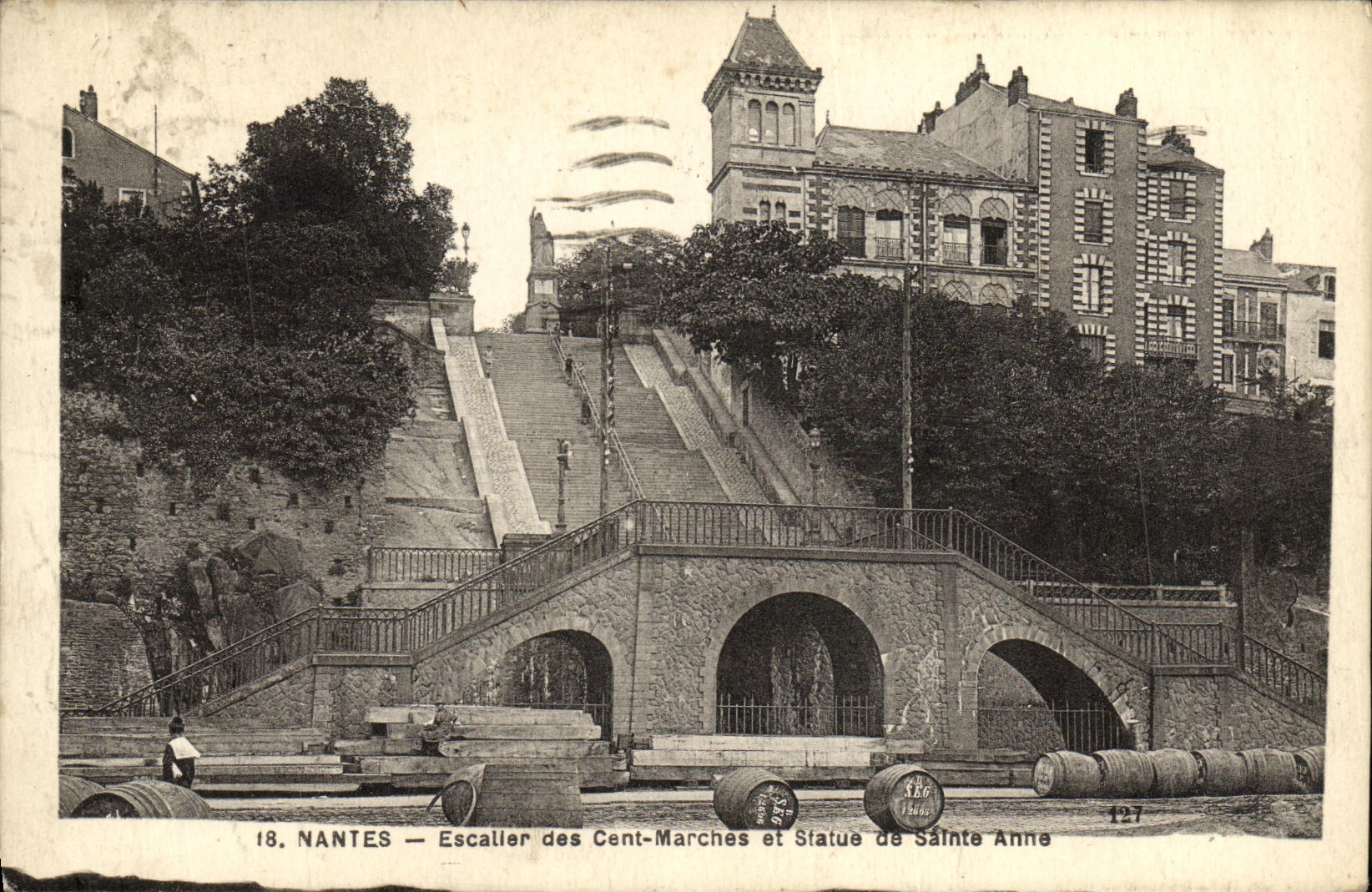 CPA Nantes Escaller des Cent Marches et Statue de Sainte Anne