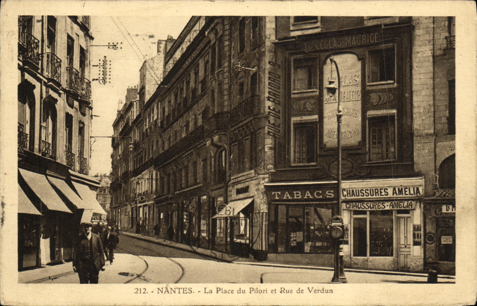 CPA Nantes La Place du Pilori et Rue de Verdun