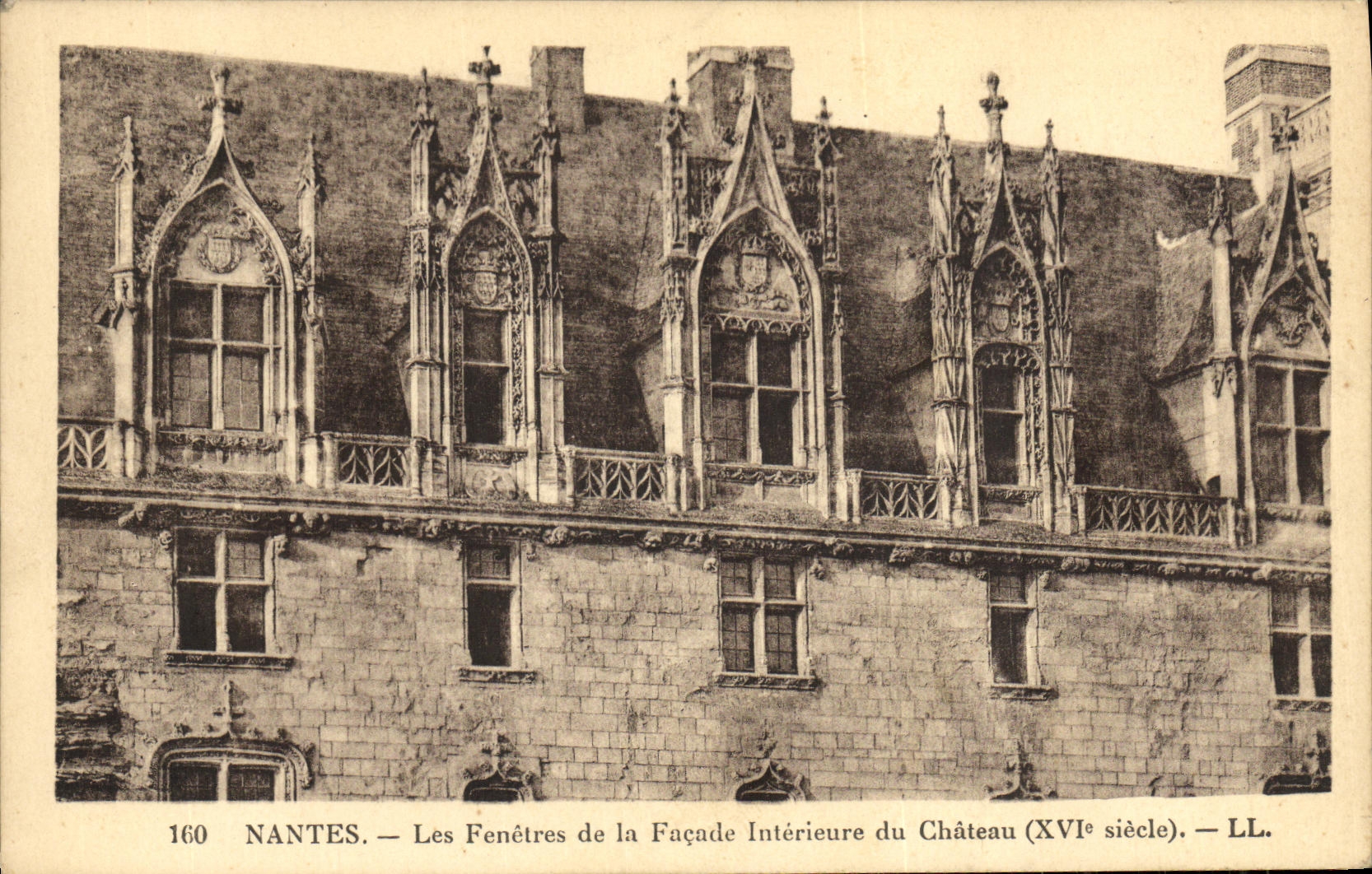 CPA Nantes Les Fenetres de la Facade Interieure du Chateau