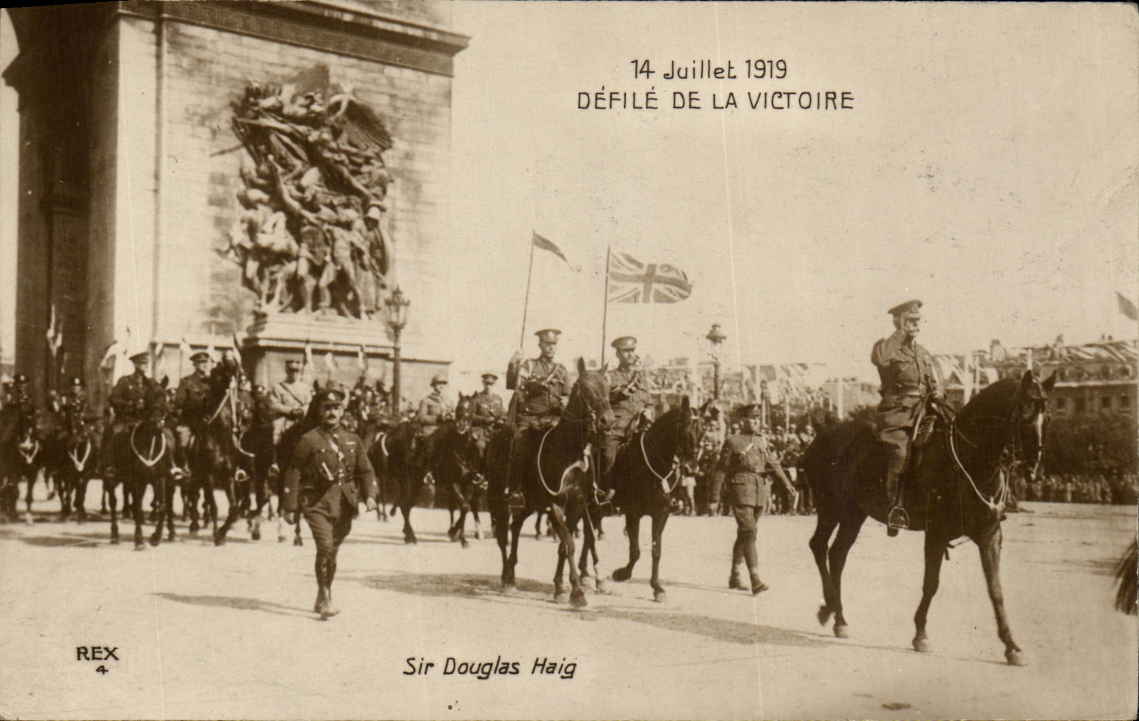 CPA Paris Arc de Triomphe 14 Juillet 1919 Defile de la Victoire Militaria Sir Douglais Haig