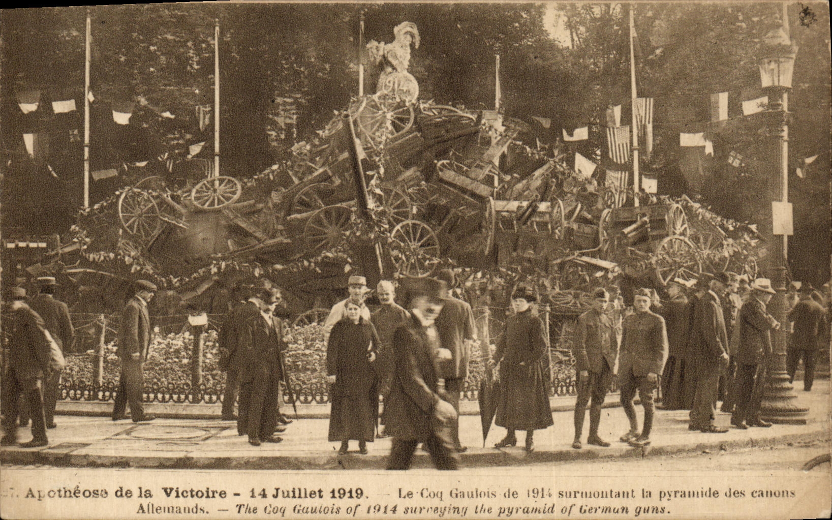 CPA Apothese de la Victoire 14 Juillet 191 Le coq gaulois surmontant la pyramide de canons Militaria