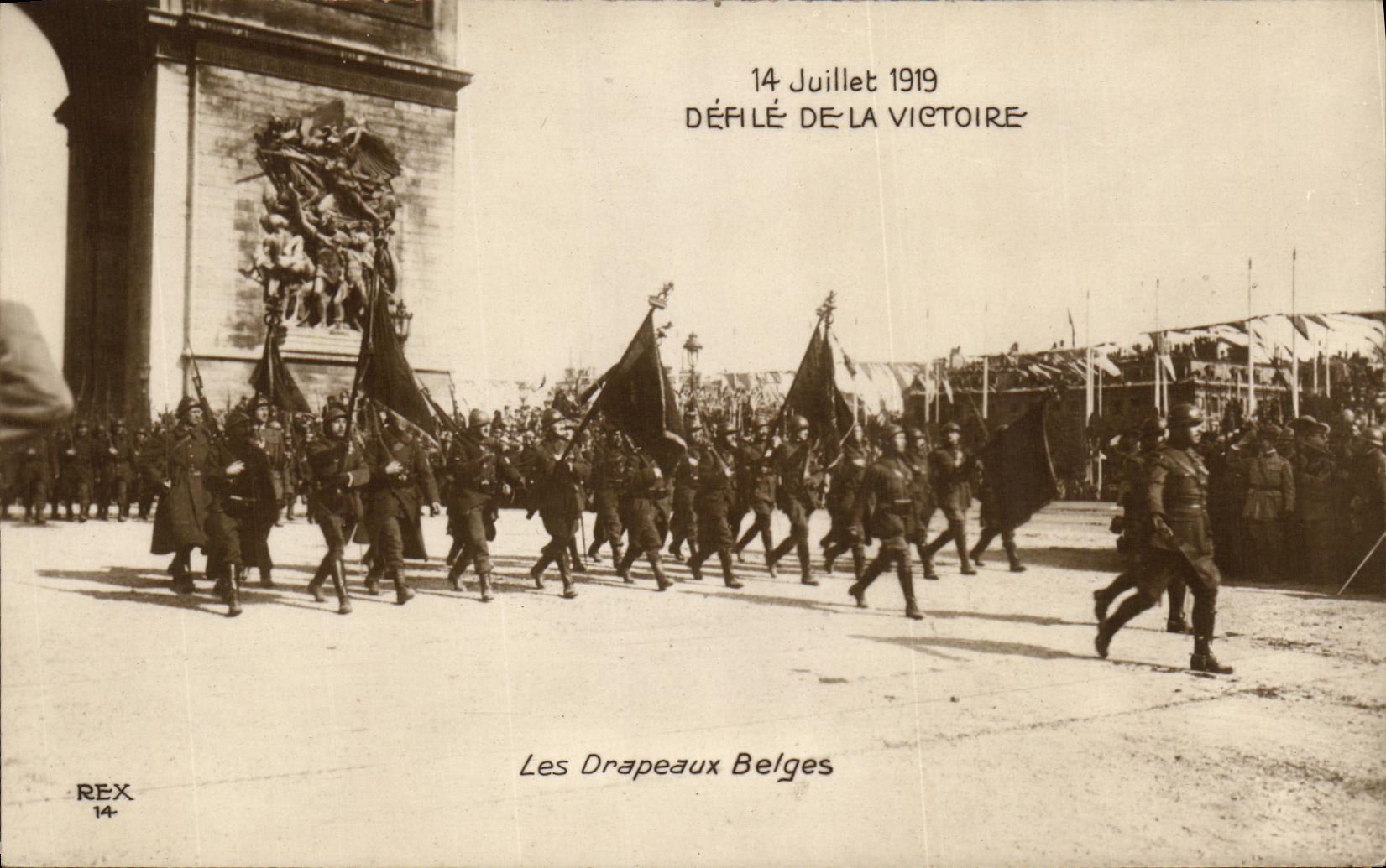 CPA 14 Juillet 1919 Defile de la Victoire Les Drapeaux Belges Militaria