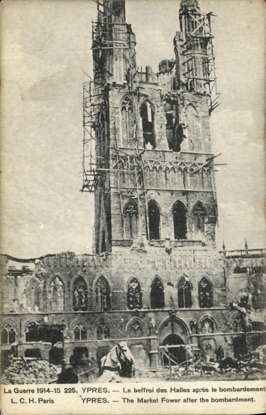CPA Ypres Le beffroi apres le bombardement Militaria