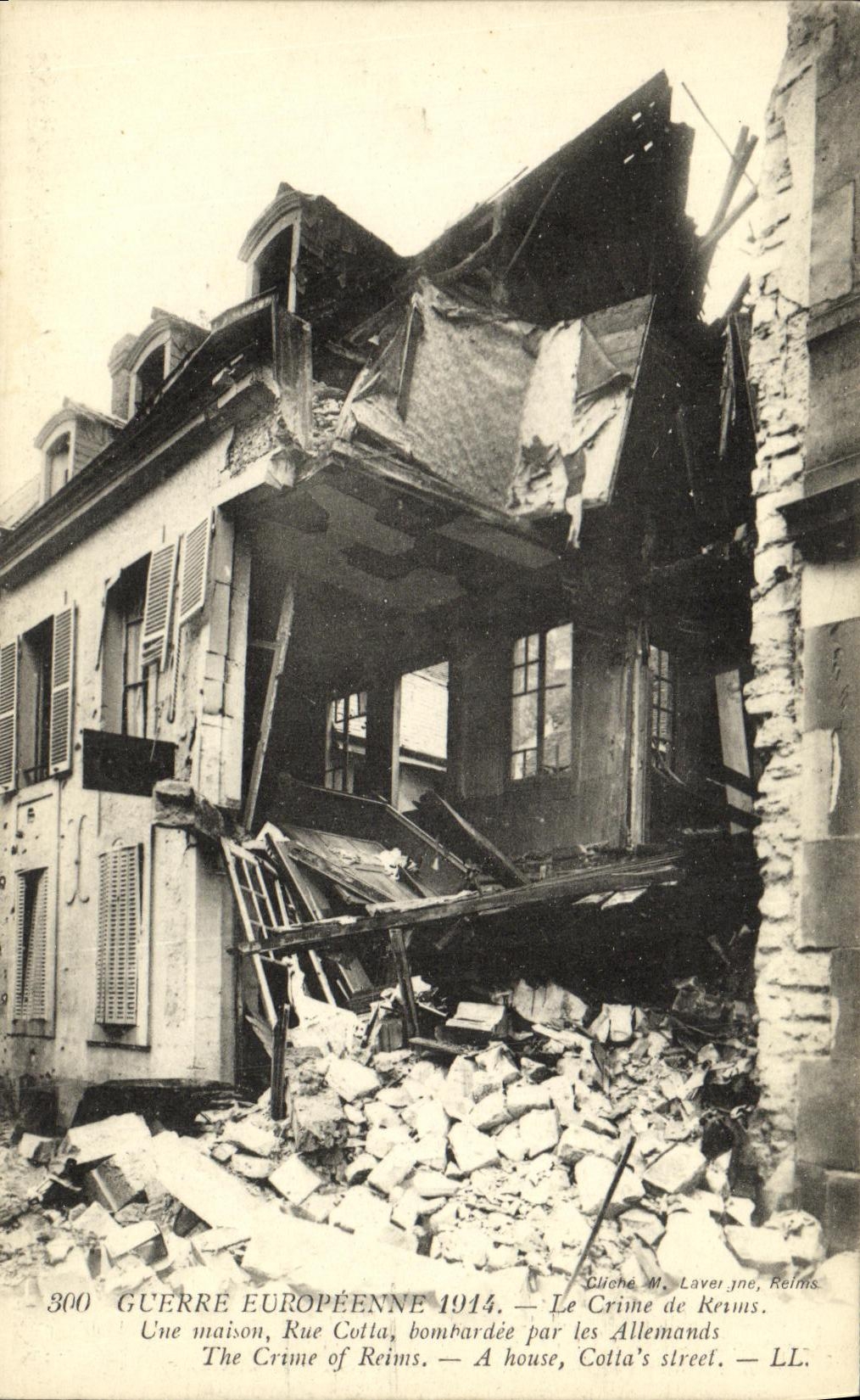 CPA Militaria Guerre Europeenne Le Crime de Reims Une maison Rue Cotta Bombardee par les Allemands