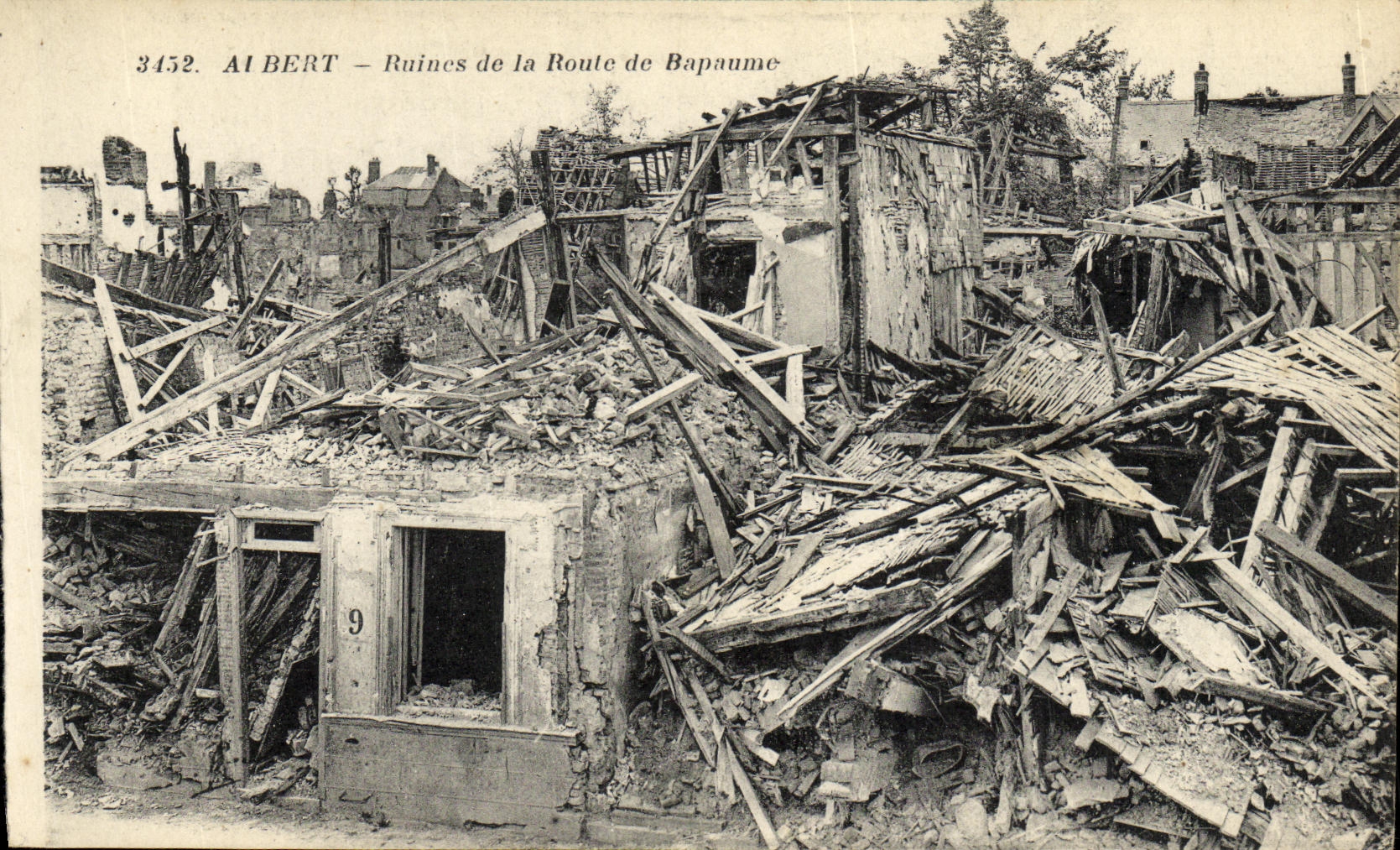 CPA Militaria Aibert Ruines de la Route de Bapaume