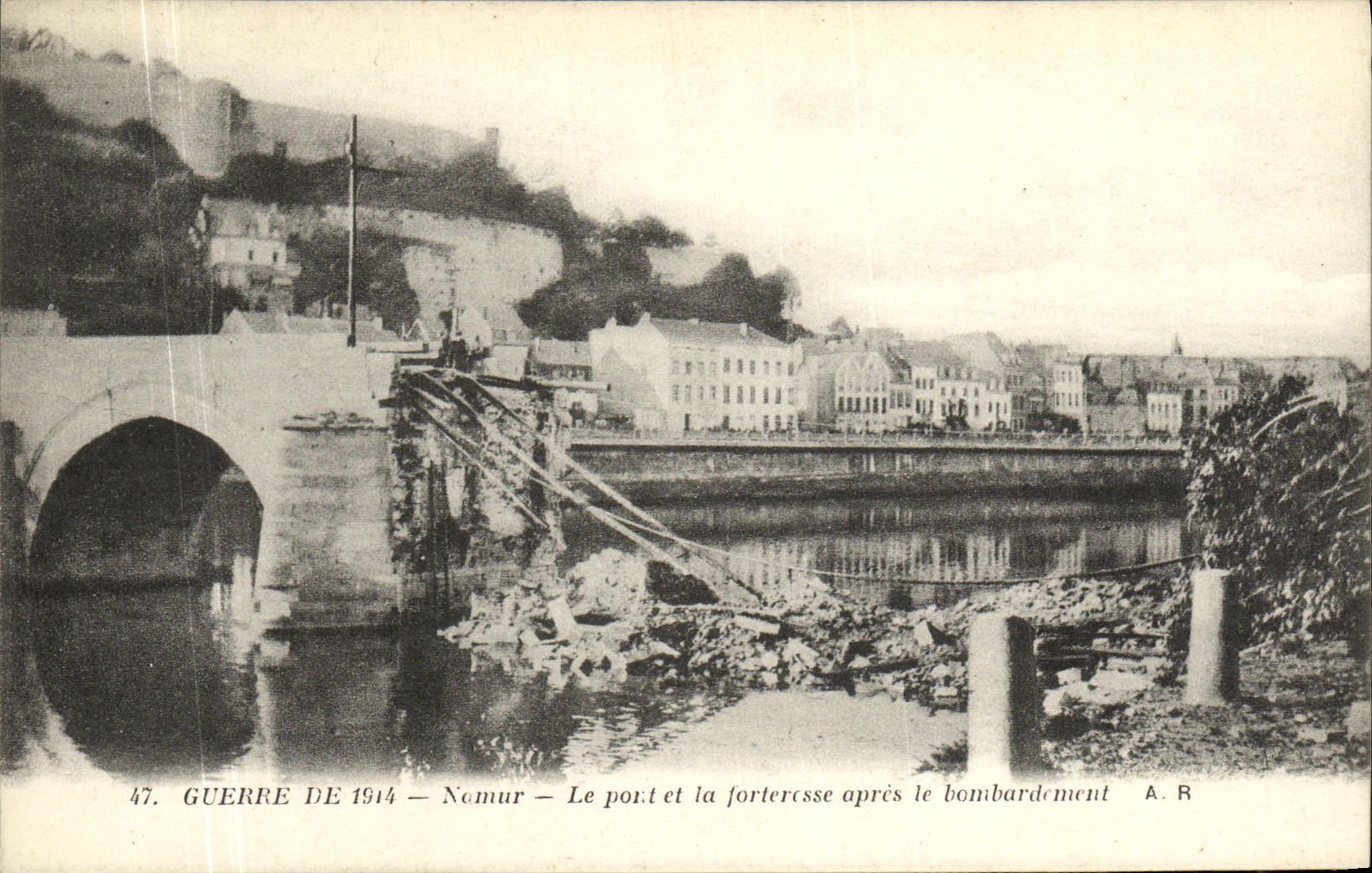 CPA Militaria Guerre De Namur Le Port et la Forteresse apres le Bombardement