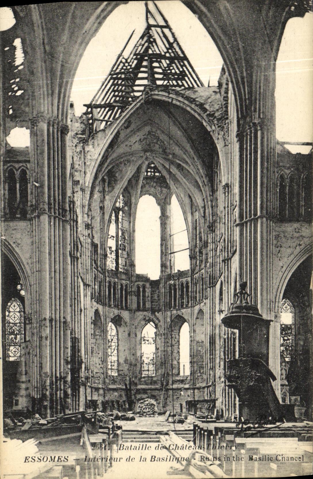 CPA Militaria Essomes Interieur de la Basilique Rue in the Basilic Chancel