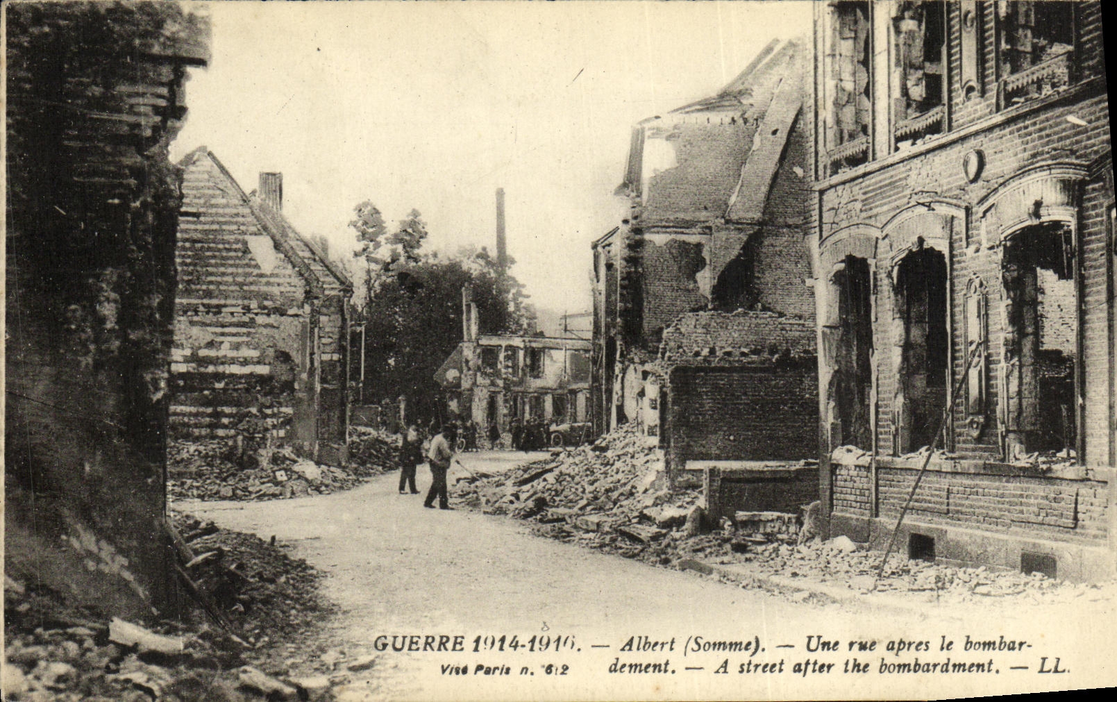 CPA Militaria Guerre Albert Une rue Apres le Bombardement