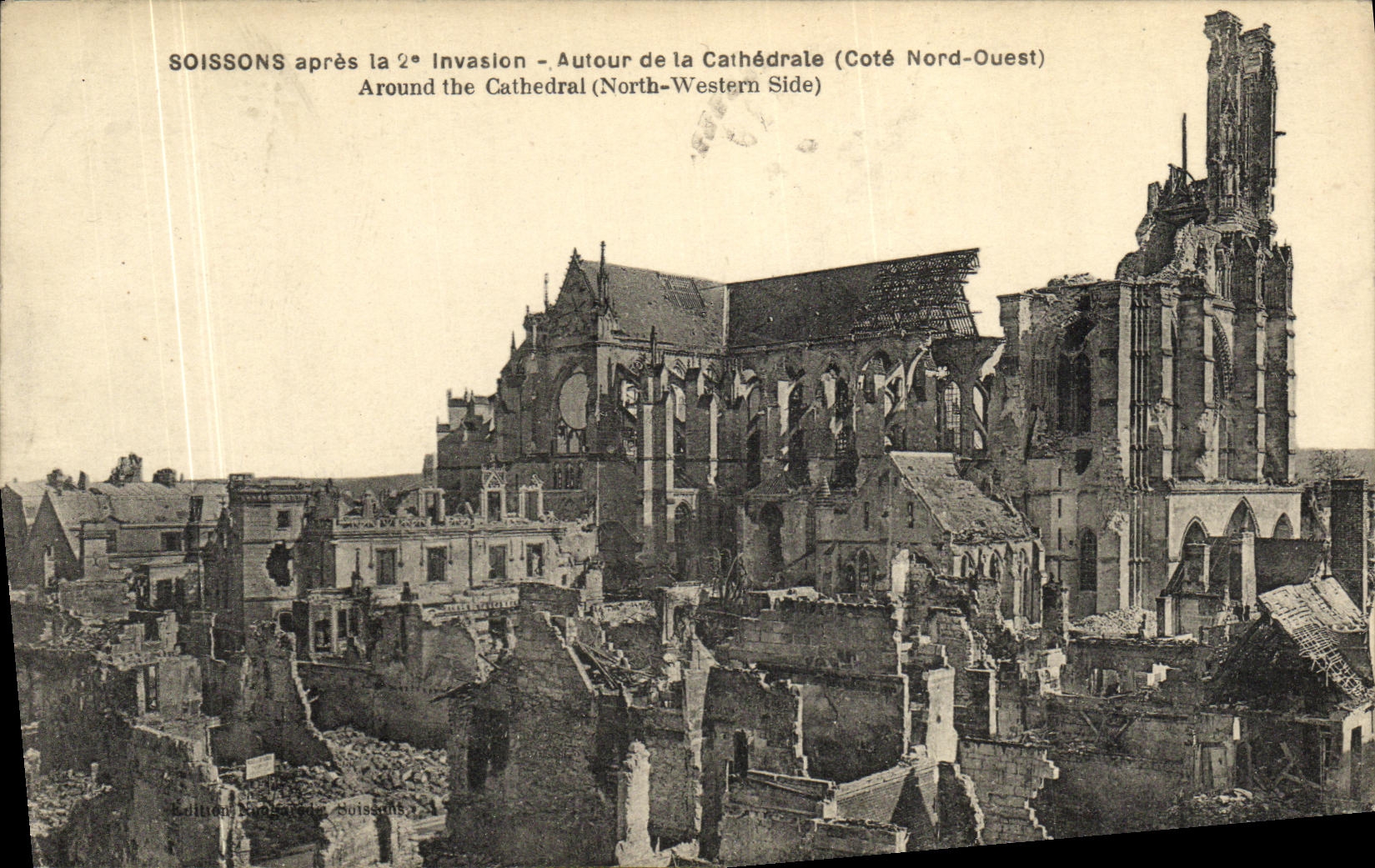CPA Militaria Guerre Soissons Autour de la Cathedrale
