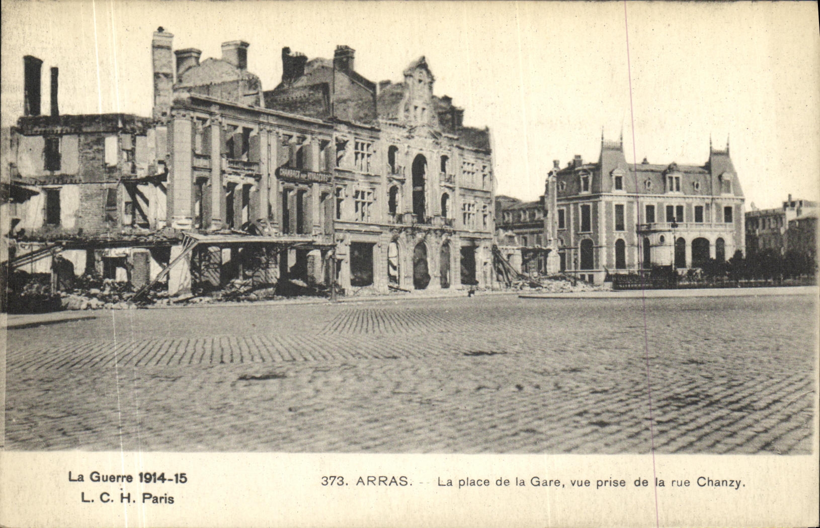 CPA Militaria Arras La Place de la Gare Vue Prise de la rue Chanzy