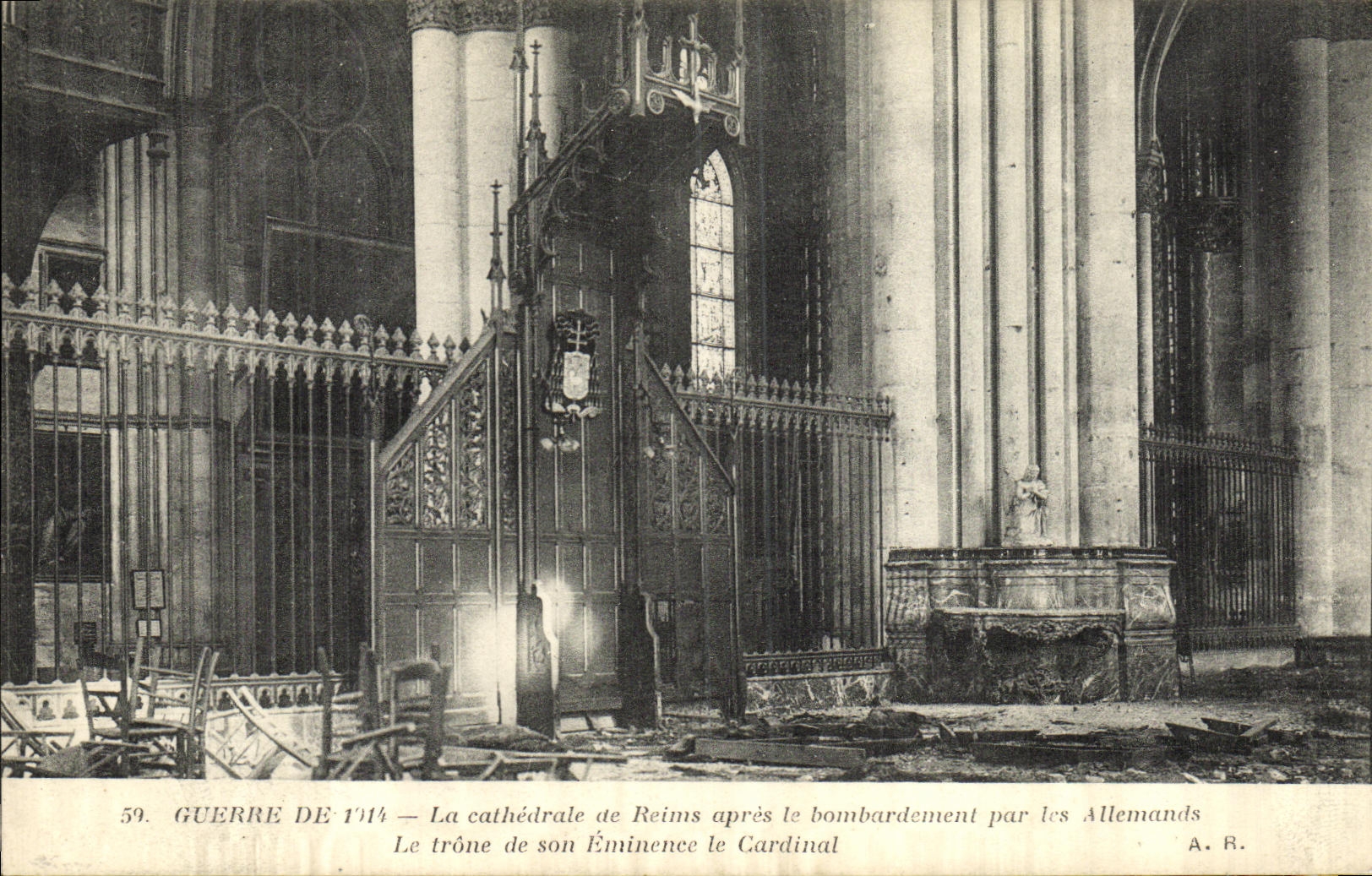 CPA Militaria Guerre De La Cathedrale de Reims Apres le Bombardement par les allemands Le trone de son eminence le card