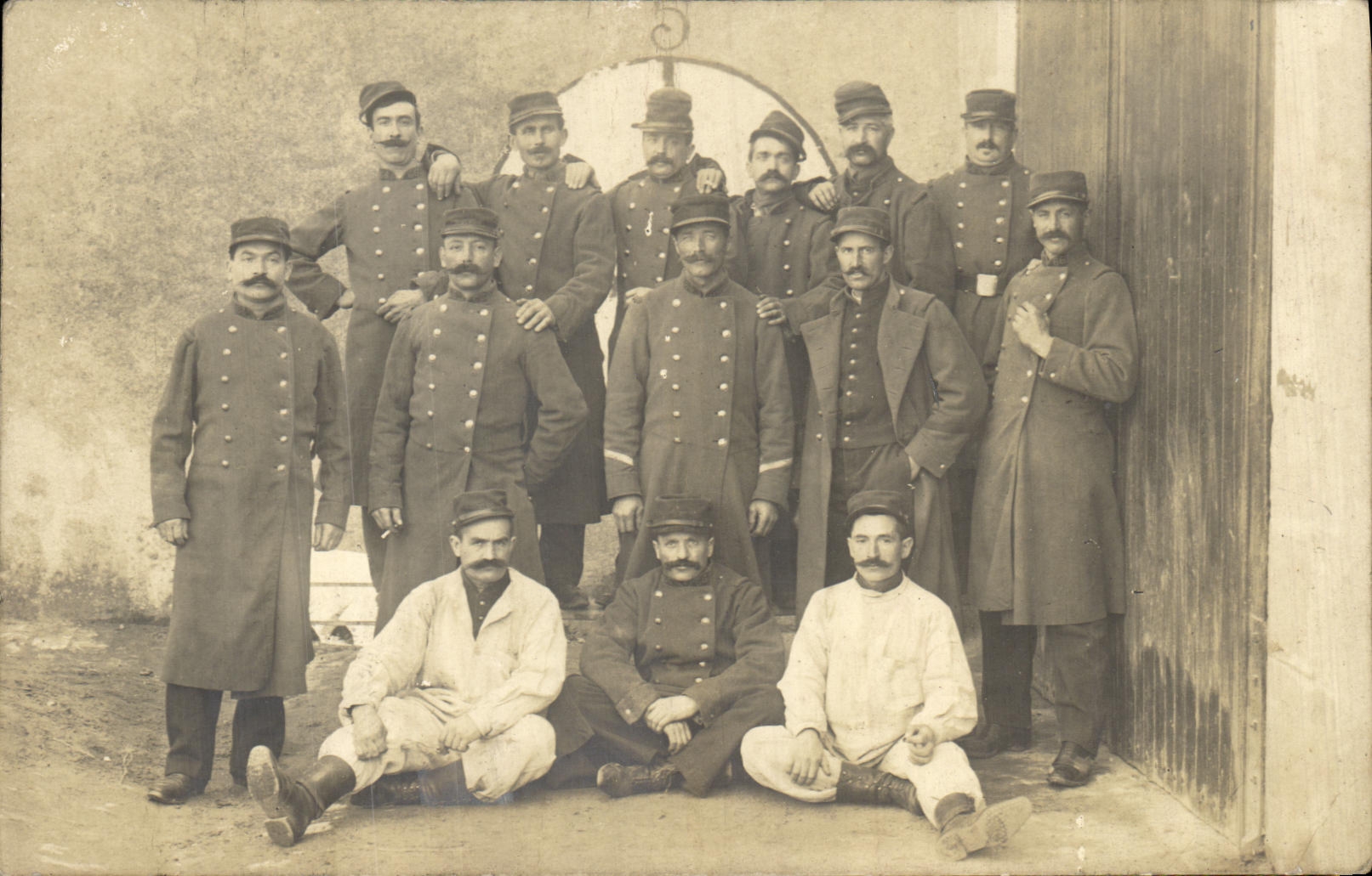 Groupe de soldats — uniformes militaires — carte postale anonyme