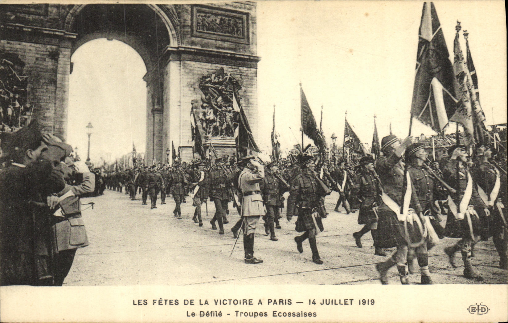 CPA Militaria Paris Les Fetes De La Victoire Le Defile Troupes Ecossaises