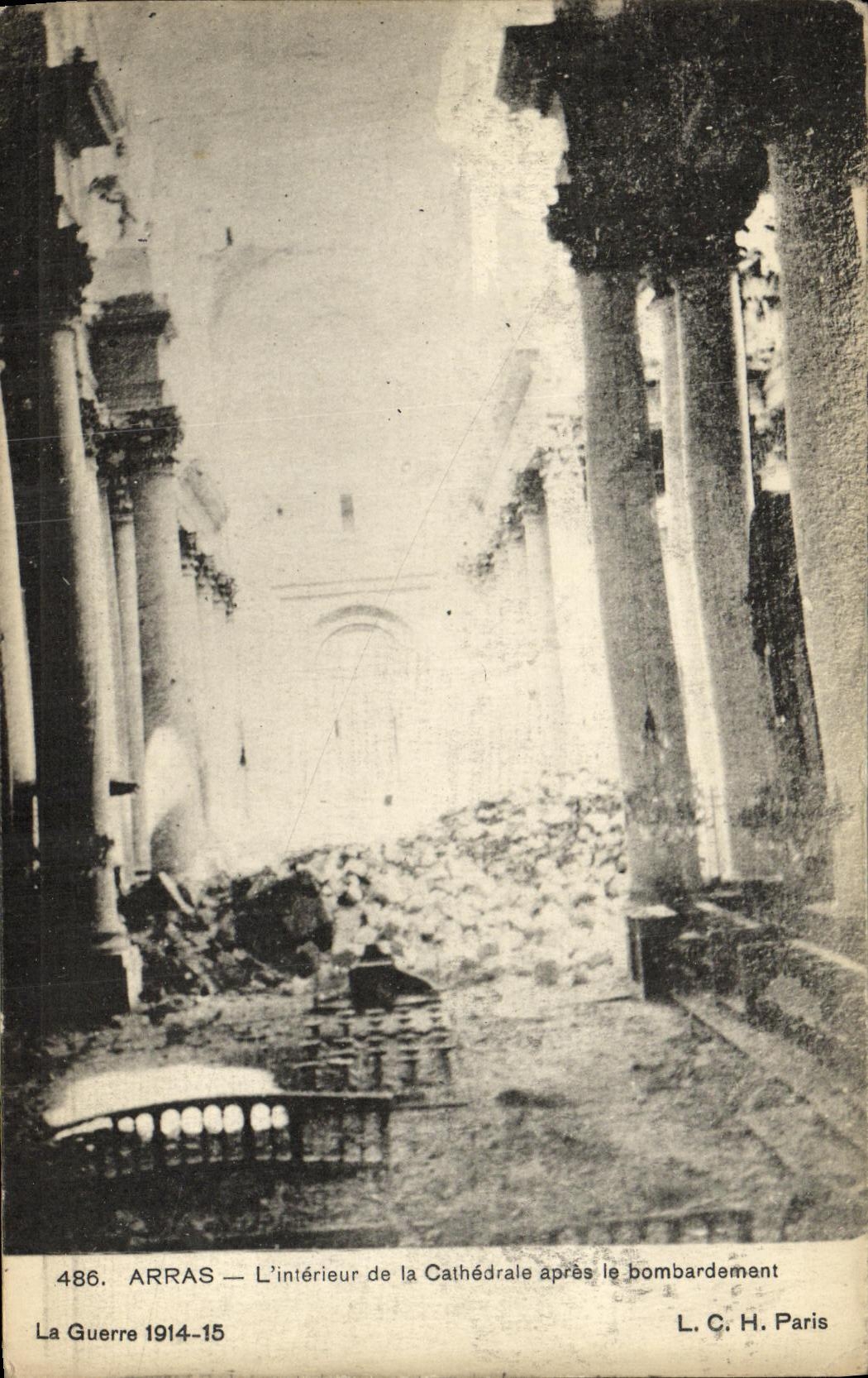 Arras — L'intérieur de la Cathédrale après le bombardement — L. C. H. Paris, n° 486