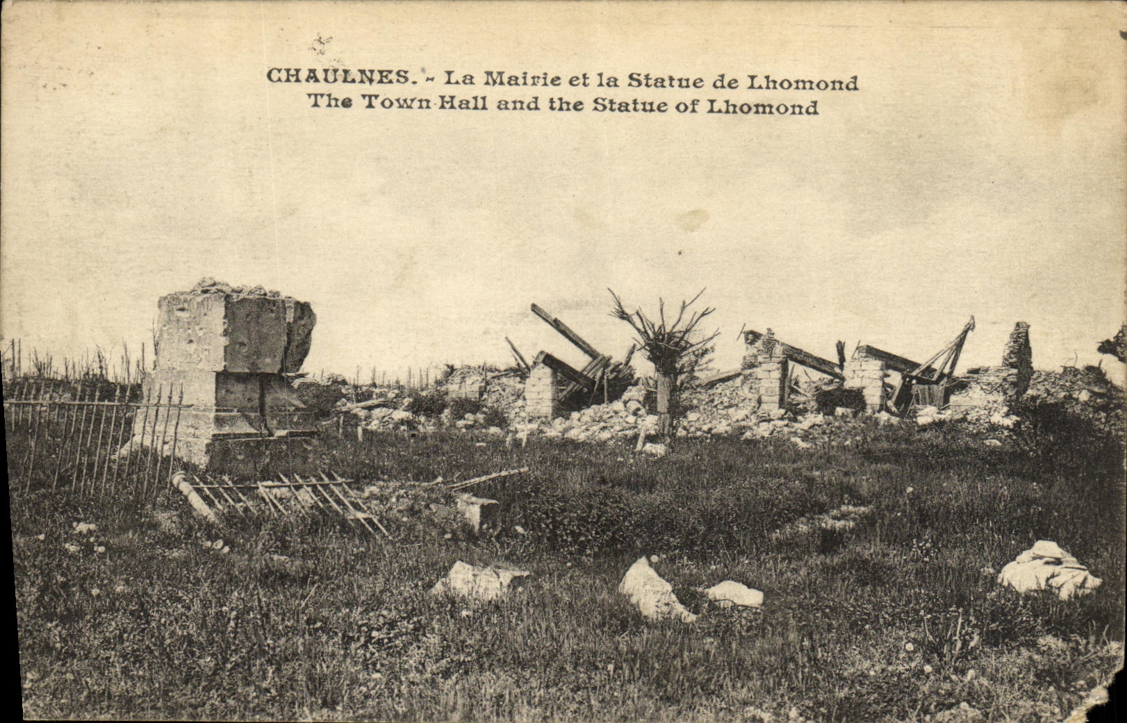 CPA Militaria Chaulnes La Mairie et la Statue de Lhomond