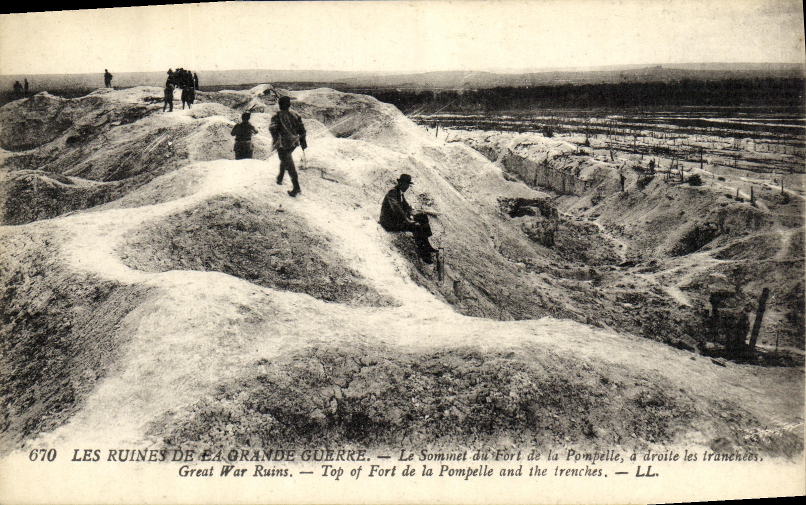 Las ruinas de la Gran Guerra — La cima del Fuerte de La Pompelle, a la derecha las trincheras — LL