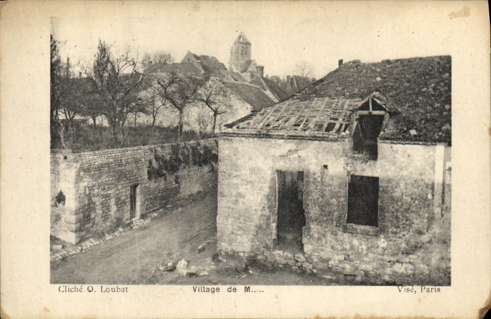Village de M..... — Vue d'un bâtiment en ruine avec toit détruit — Cliché O. Loubat, Visé, Paris