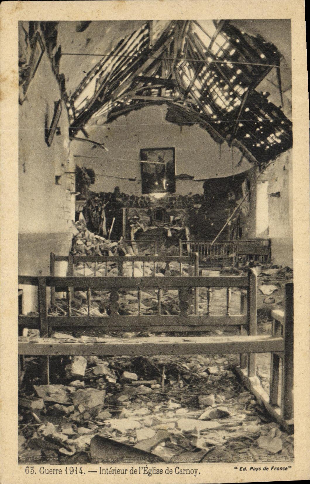 CPA Militaria Guerre Interieur de L Eglise de Carnoy