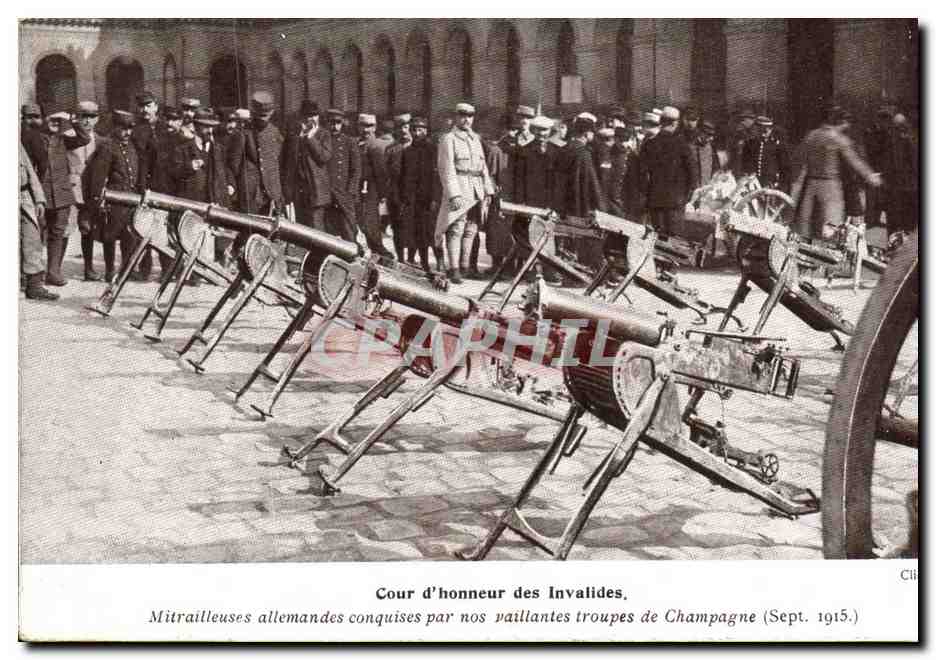CPA Militaria Cour d Honneur des Invalides Mitrailleuses allemandes