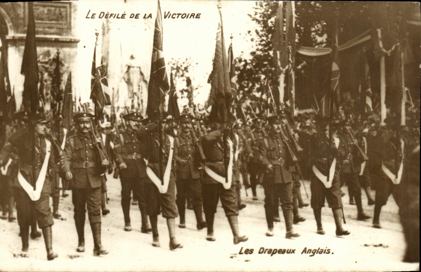 CPA Militaria Le Defile De La Victoire Les drapeaux anglais 