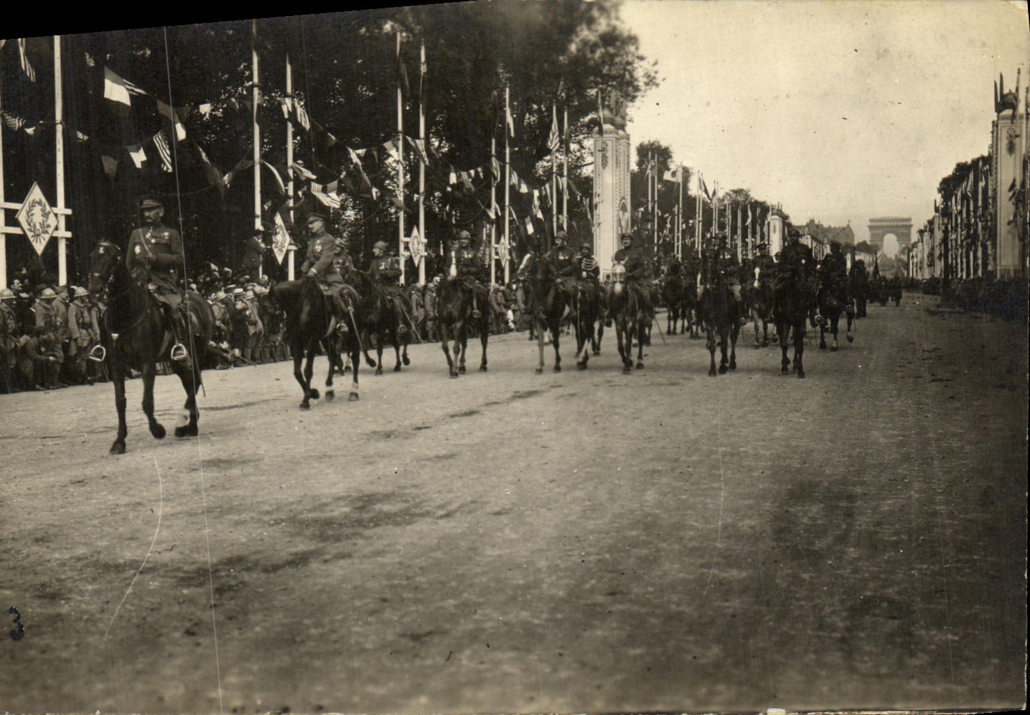 CPA Militaria Defile de la victoire 1919 Arc de Triomphe Paris 