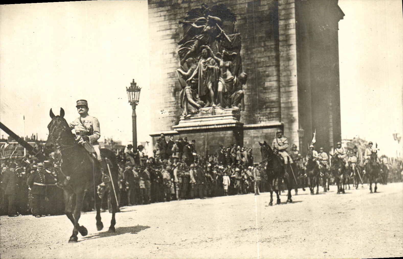 CPA Militaria Arc de Triomphe Paris Juillet 1919