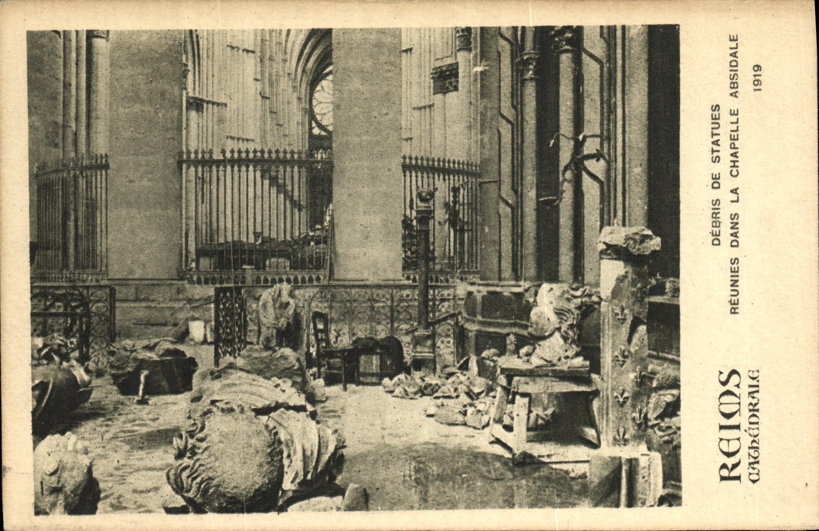 CPA Militaria Reims Reunies Dans La Chapelle Absidale