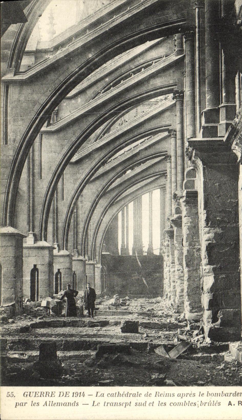 CPA Militaria Reims La Cathedrale de Apres le Bombardement