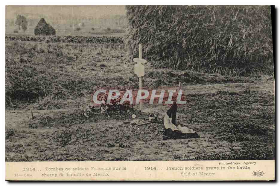 CPA Militaria Tombes de soldats francais sur le champ de bataille de Meaux 