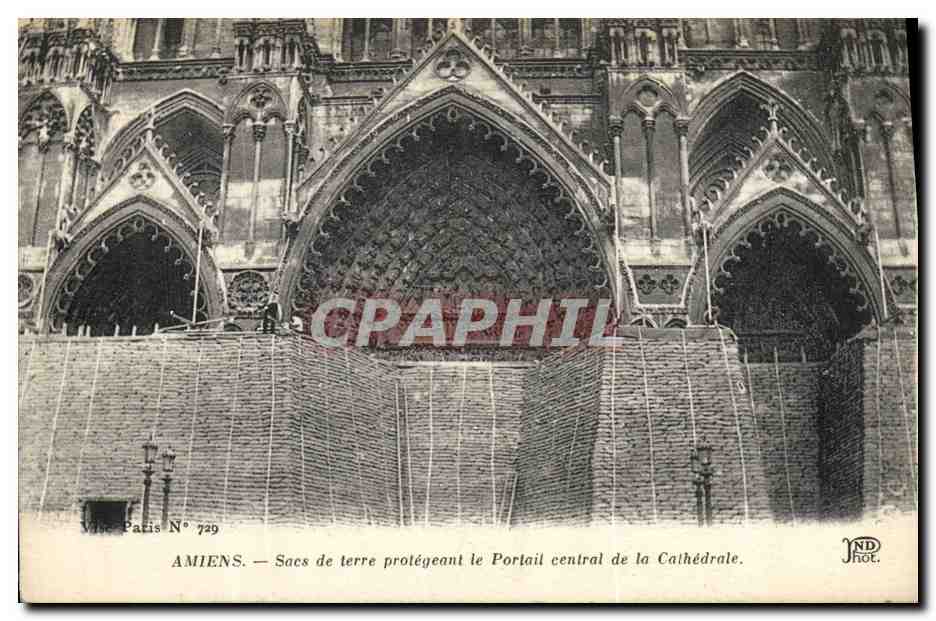 CPA Militaria Amiens Sacs de terre Protegeant le Portail central de la Cathedrale