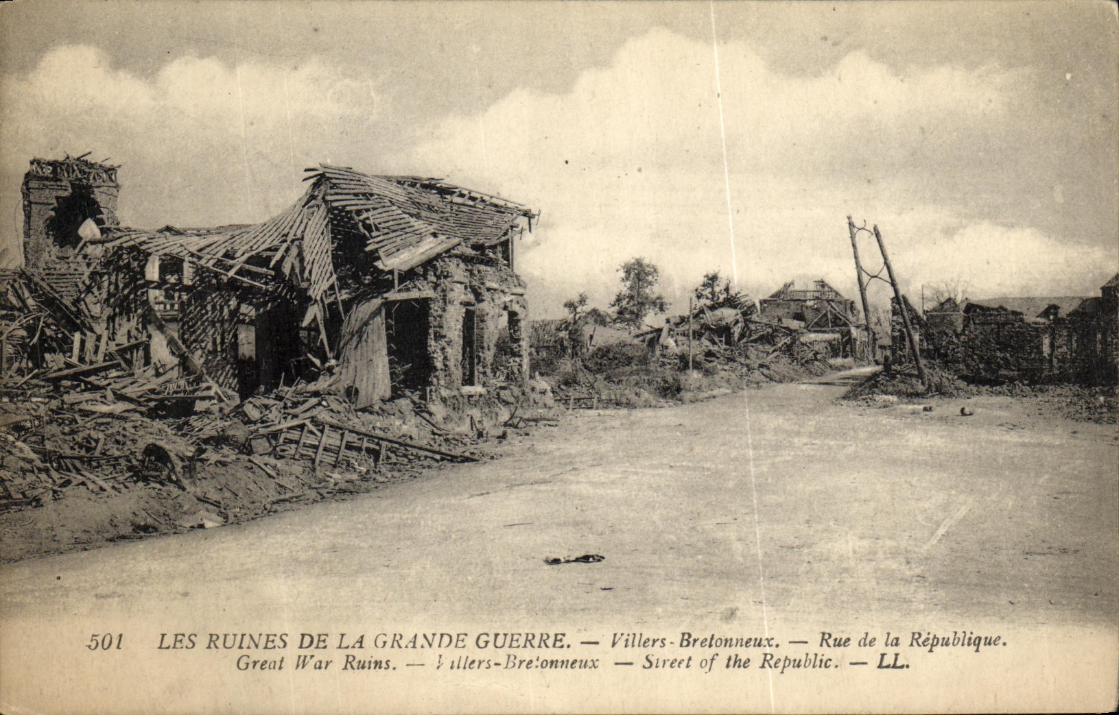 CPA Militaria Les Ruines La Grande Guerre Villers Bretonneux Rue de la Republique