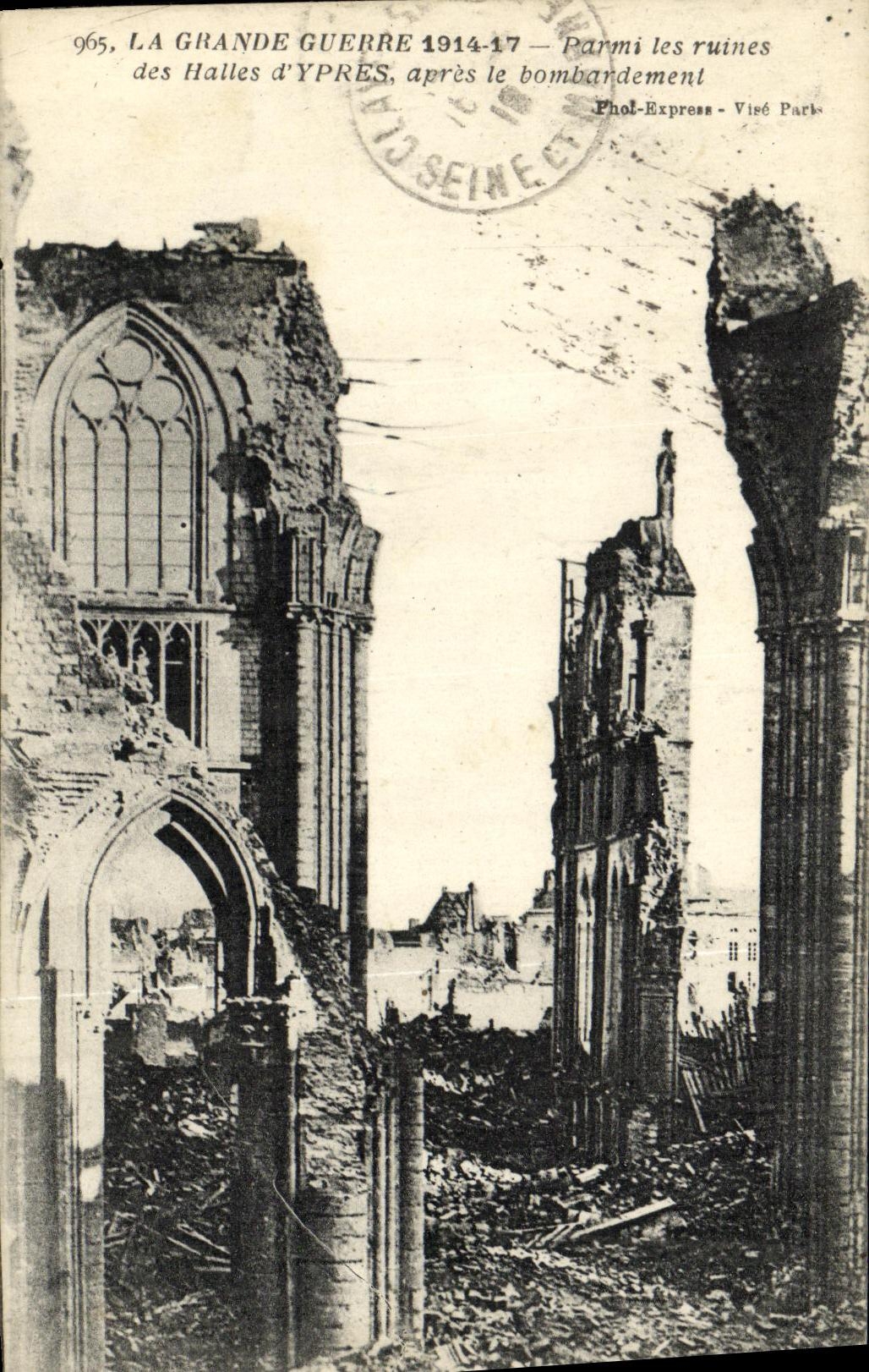 CPA Militaria Ypres La Grande Guerre Parmi les Ruines des Halles