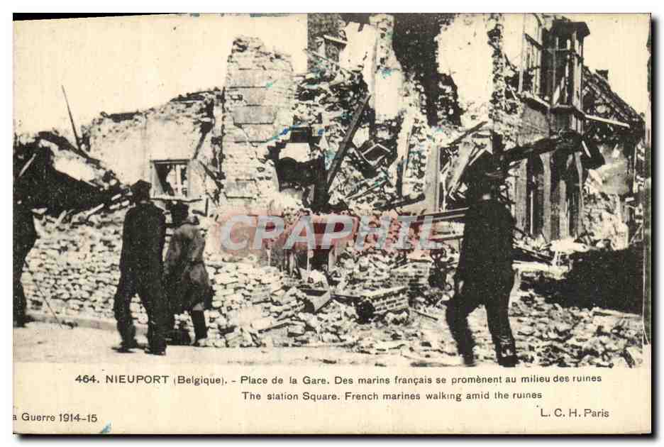 CPA Militaria Nieuport Place de la Gare Des Marins francais se promenent au milieu des ruines 