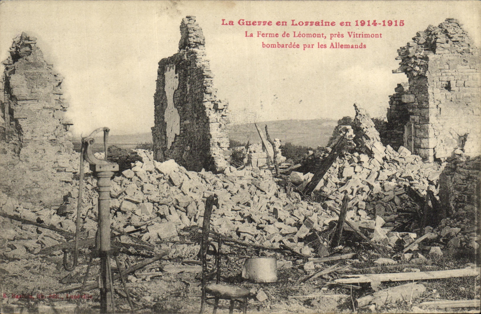 CPA Militaria La Guerre en Lorraine en La Ferme de Leomont pres Vitrimont bombardee par les allemands 