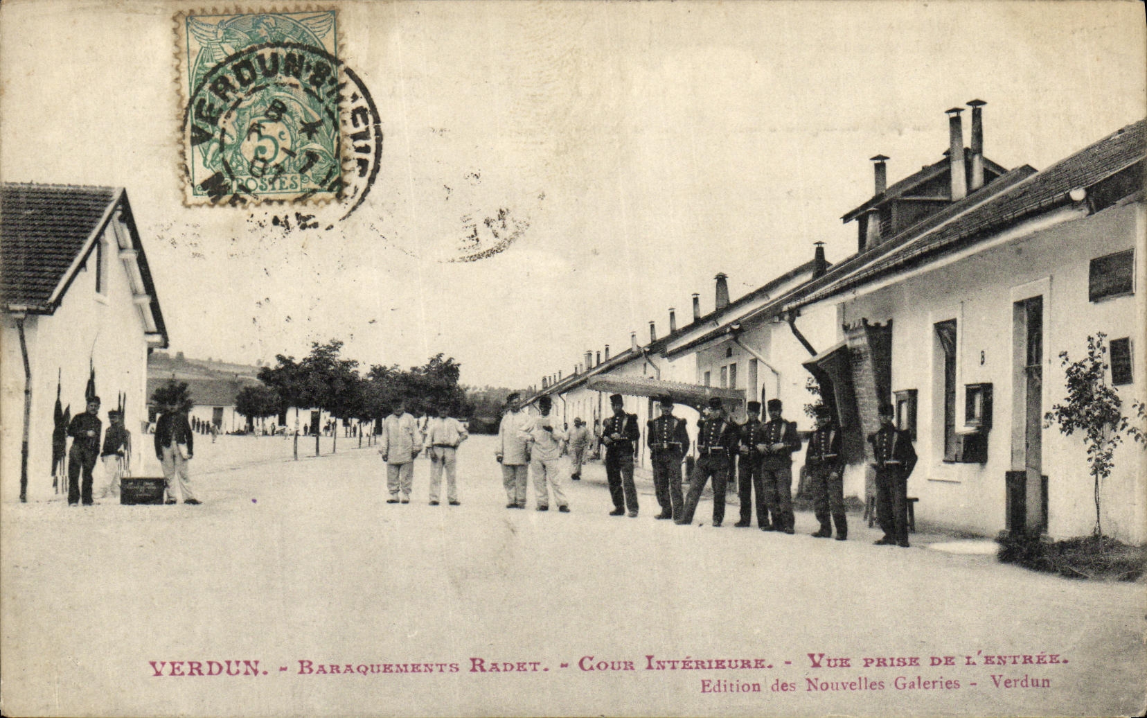 Verdun - Baraquements Radet - Cour intérieure - Vue prise de l'entrée - Édition des Nouvelles Galeries - Verdun