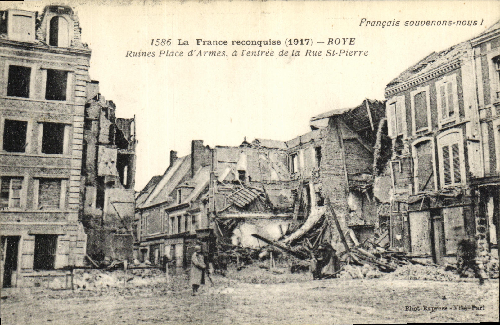 CPA Militaria La France reconquise Roye Ruines place d armes a l entree de la rue St Pierre 