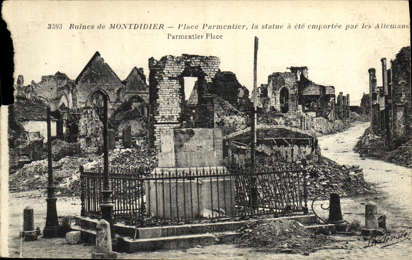Ruine di MONTDIDIER — Place Parmentier, la statua è stata portata via dai Tedeschi — editore Parmentier, n° 3393