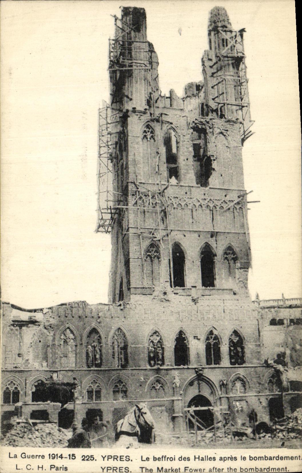 CPA Militaria Ypres Le Beffroi des Halles Apres le bombardement 