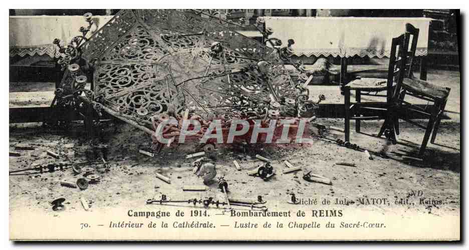 CPA Militaria Campagne de 1914 Bombardement de Reims Interieur de la cathedrale Lustre de la chapelle du Sacre Coeur 
