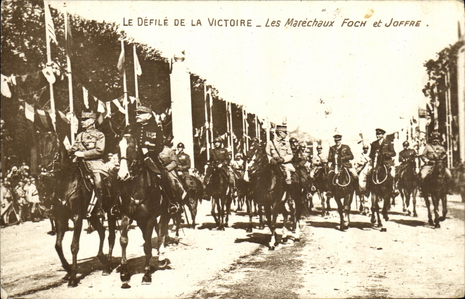 CPA Militaria Le Defile De La Victoire Les marechaux Joffre et Foch Paris 