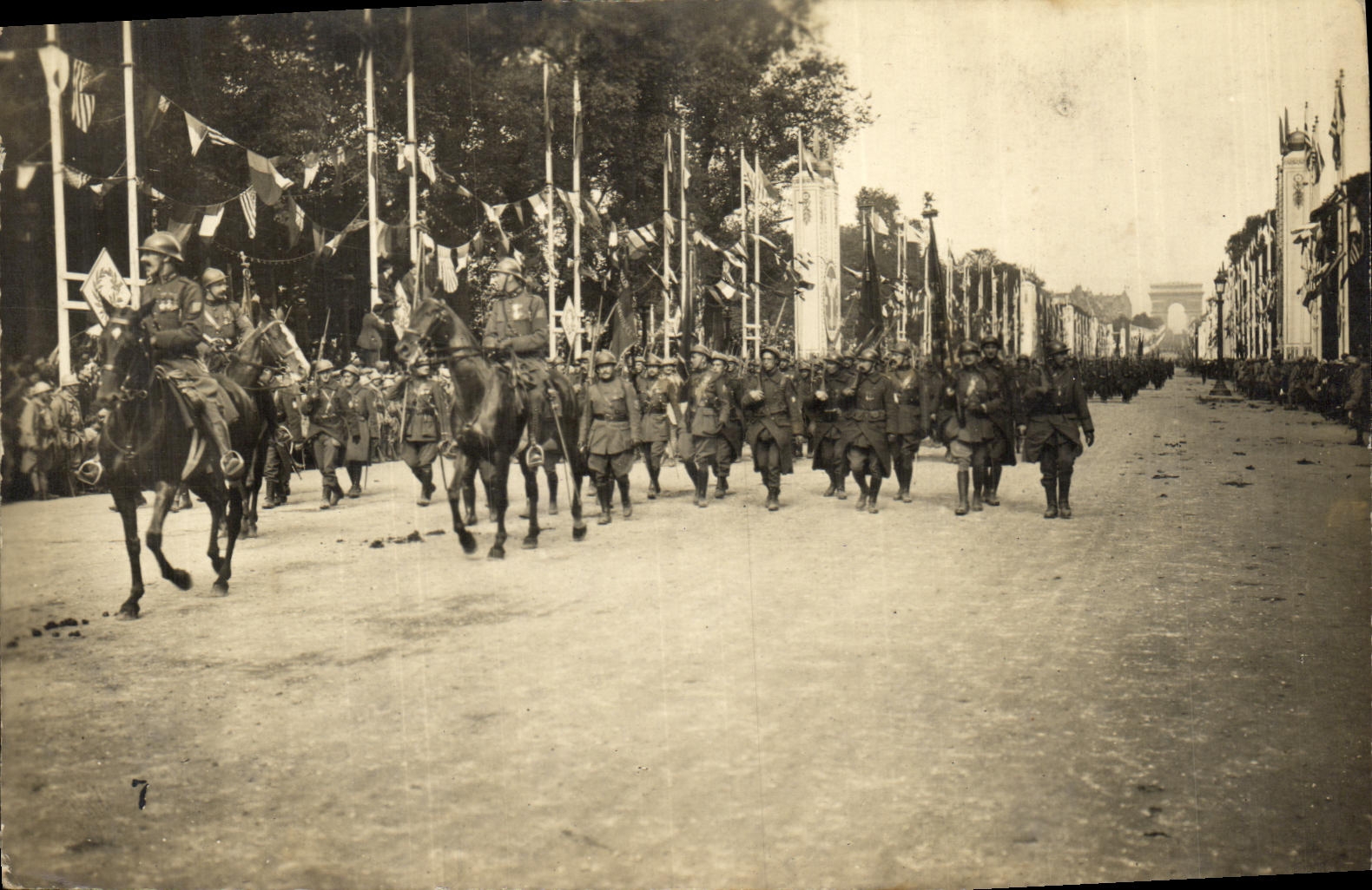 CPA Militaria Defiles de la victoire 1919 Paris 