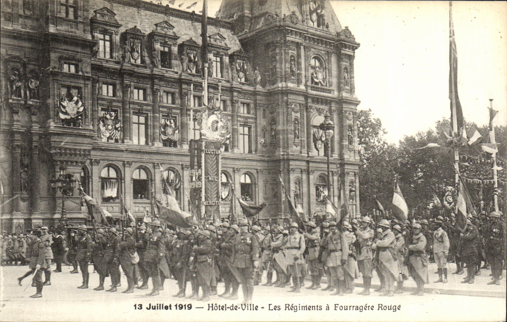 CPA Militaria Paris 13 juillet 1919 Hotel de Ville Les regiments a fourragere rouge 