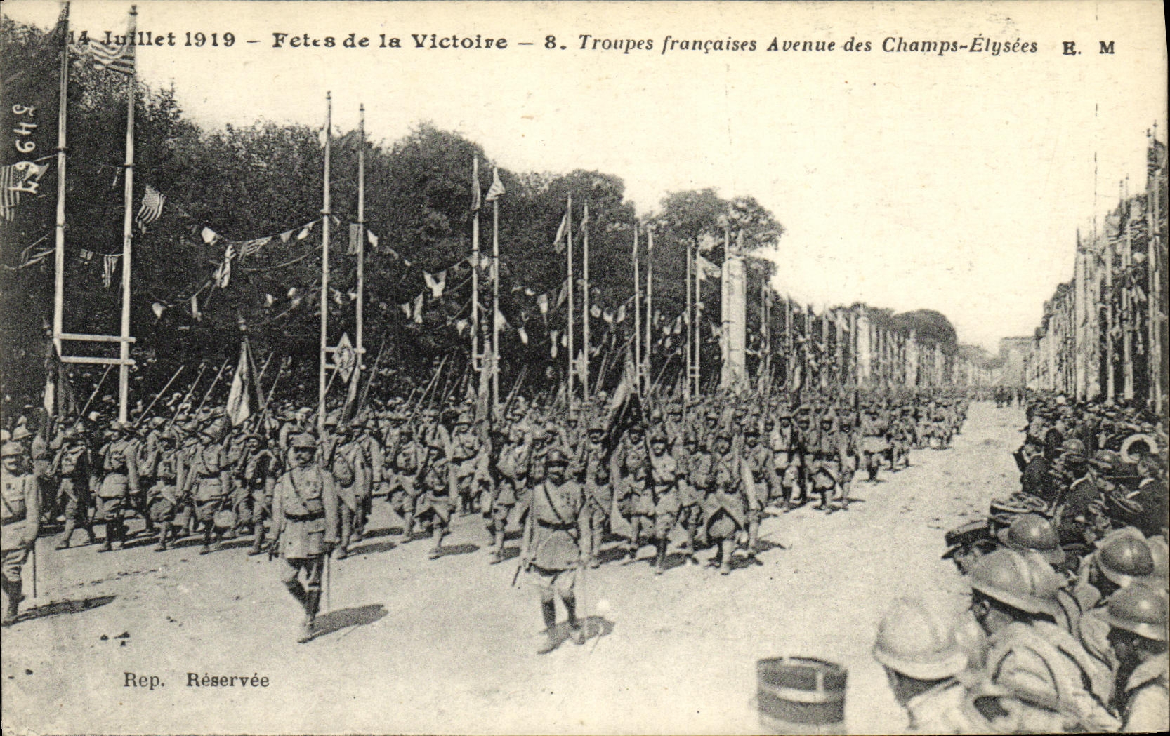 CPA Militaria 14 Juillet 1919 Fetes de la Victoire Troupes Champs Elysees 