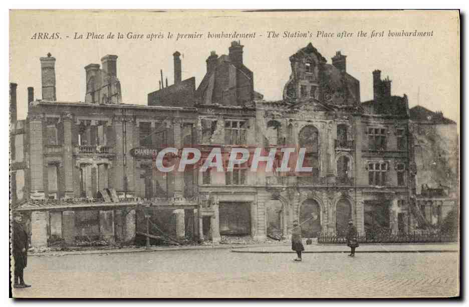 CPA Militaria Arras La place de la Gare apres le Premier Bombardement