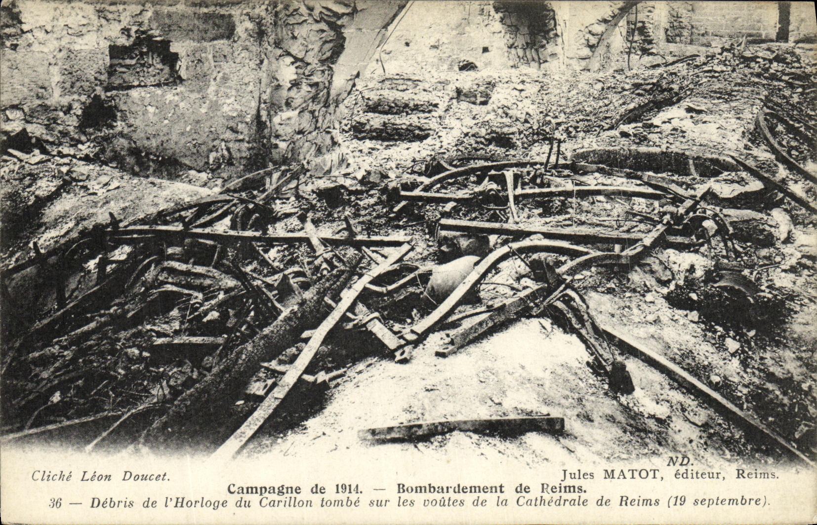 CPA Militaria Rreims Campagne de Bombardement de Debris de L Horloge du Carillon tombe sur les voutes de la cathedrale