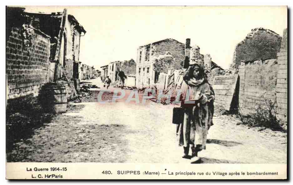 CPA Militaria Guerre Suippes La Principale rue du Village apres le Bombardement