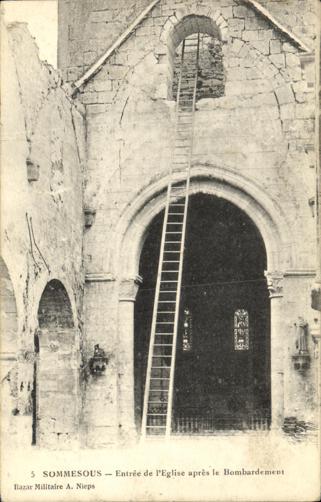 Sommesous — Entrée de l'église après le bombardement — Bazar Militaire A. Nieps