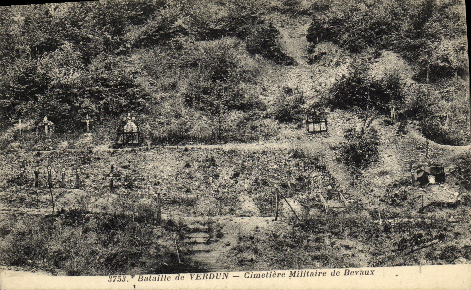 CPA Militaria Bataille de Verdun Cimetiere Militaire de Bevaux