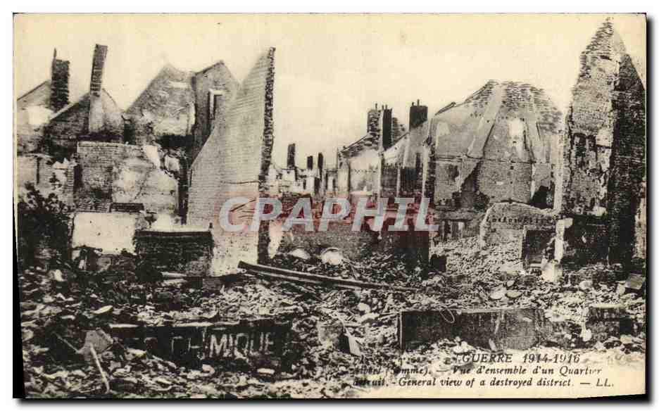 CPA Militaria La Guerre Vue d ensemble d un Quarter Albert