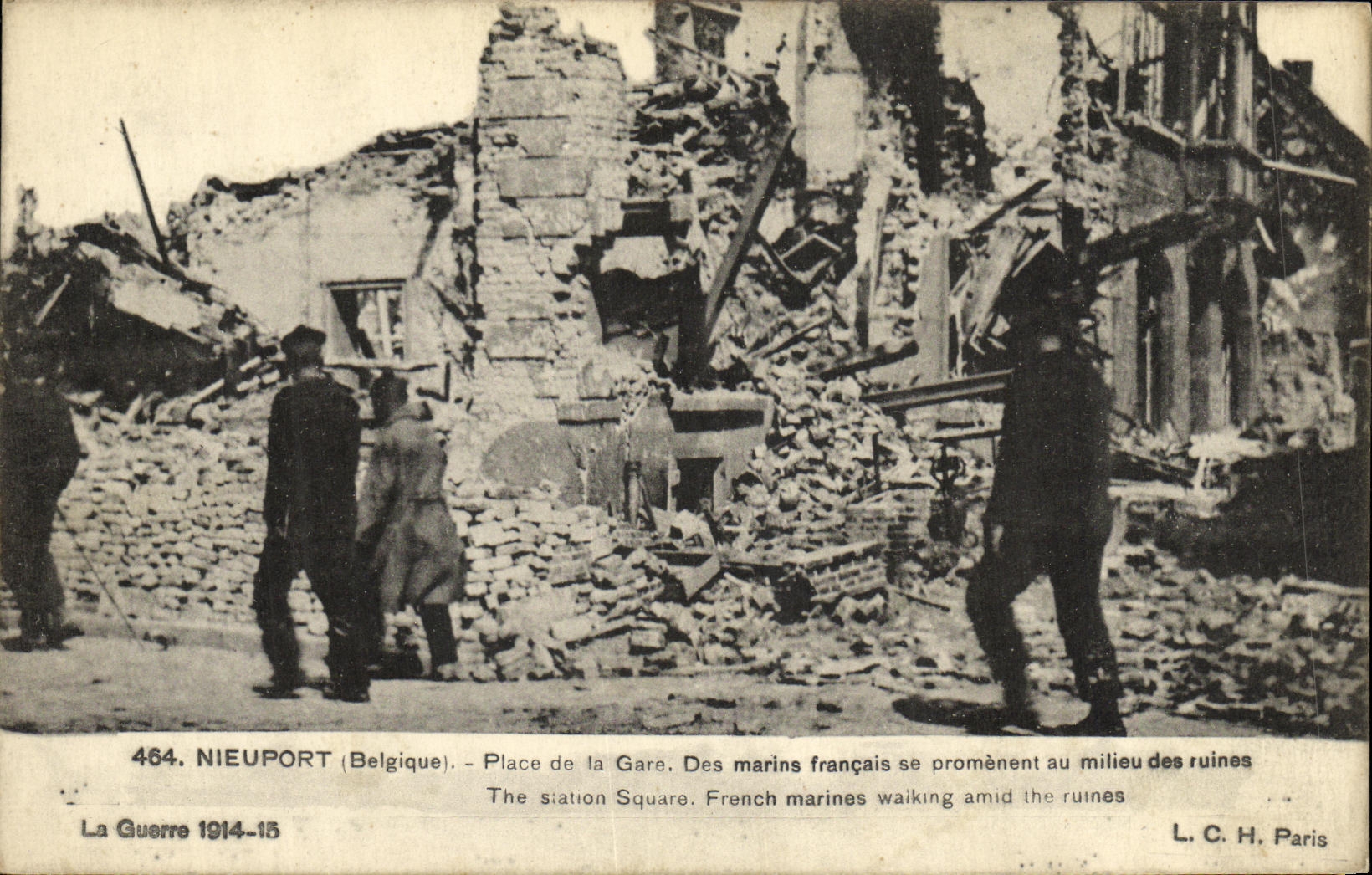 CPA Militaria Nieuport Place de la Gare Des marins francais se promenent au milieu des ruines 
